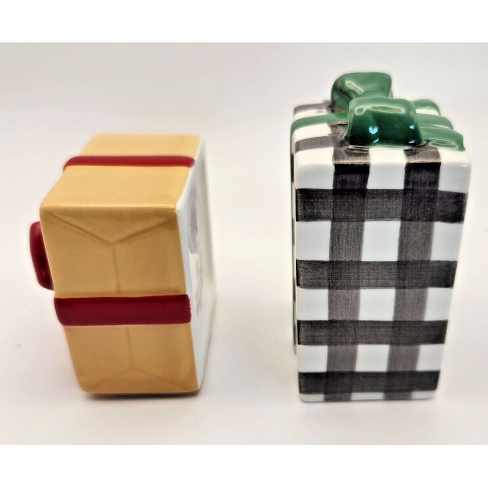 2023 Hallmark VIP Salt & Pepper Shaker Set‎ Christmas Present Gift Box New - Picture 3 of 14